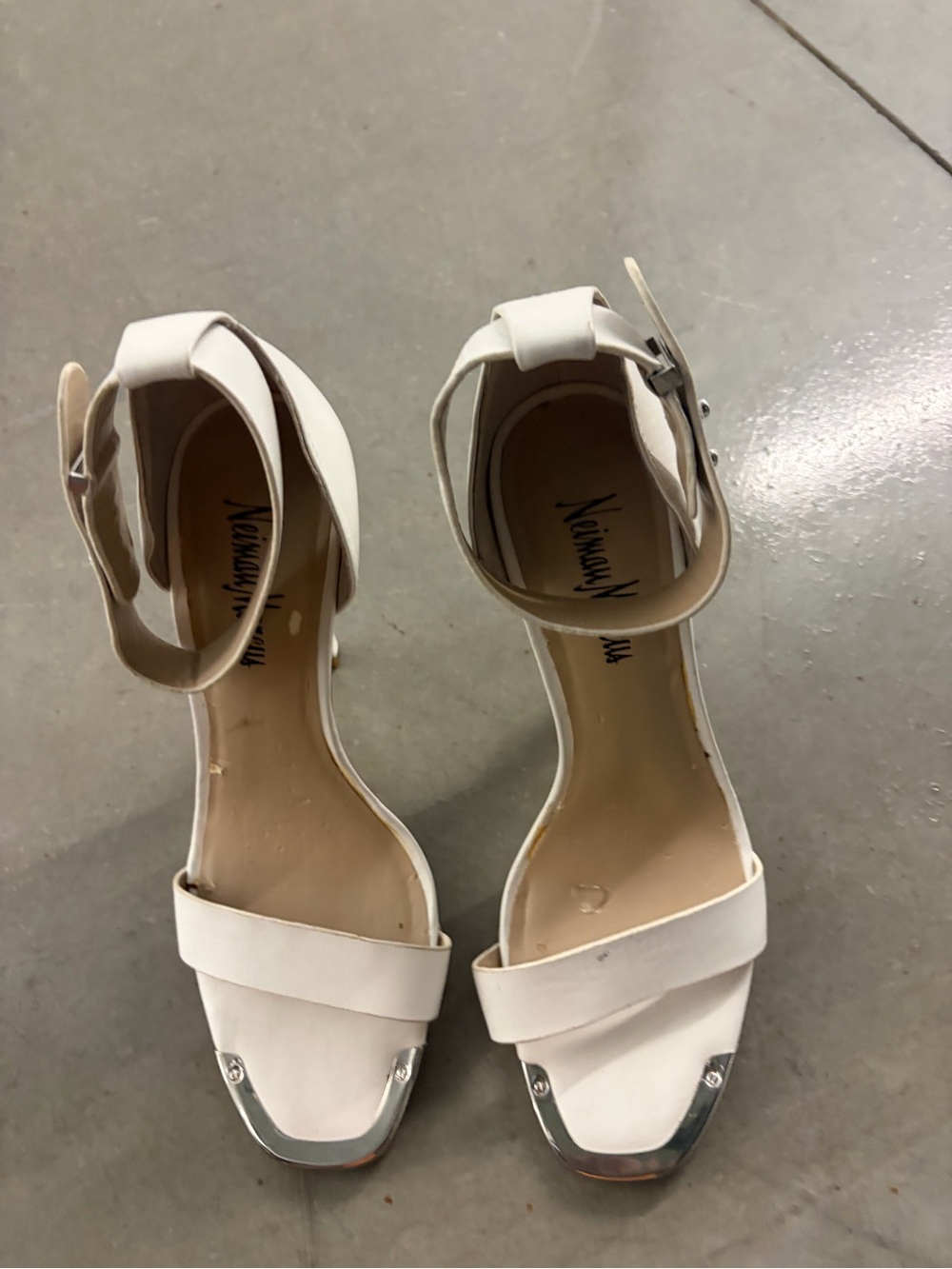 NEIMAN MARCUS WHITE LEATHER ANKLE STRAP HEELS SILVER TOE CAP